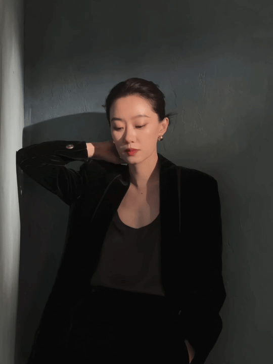 张小斐顶级Alpha   她用黑色丝绒西装套装搭配背头红唇，展现了不同于常人的霸