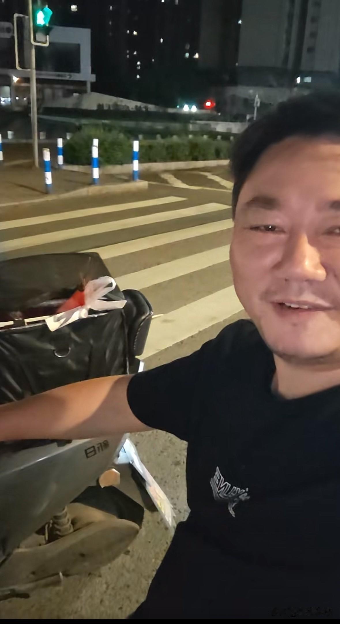 张雪深夜晒骑共享电动自行车视频，有点放浪形骸、潇洒不羁的感觉，配乐是“这份工作对