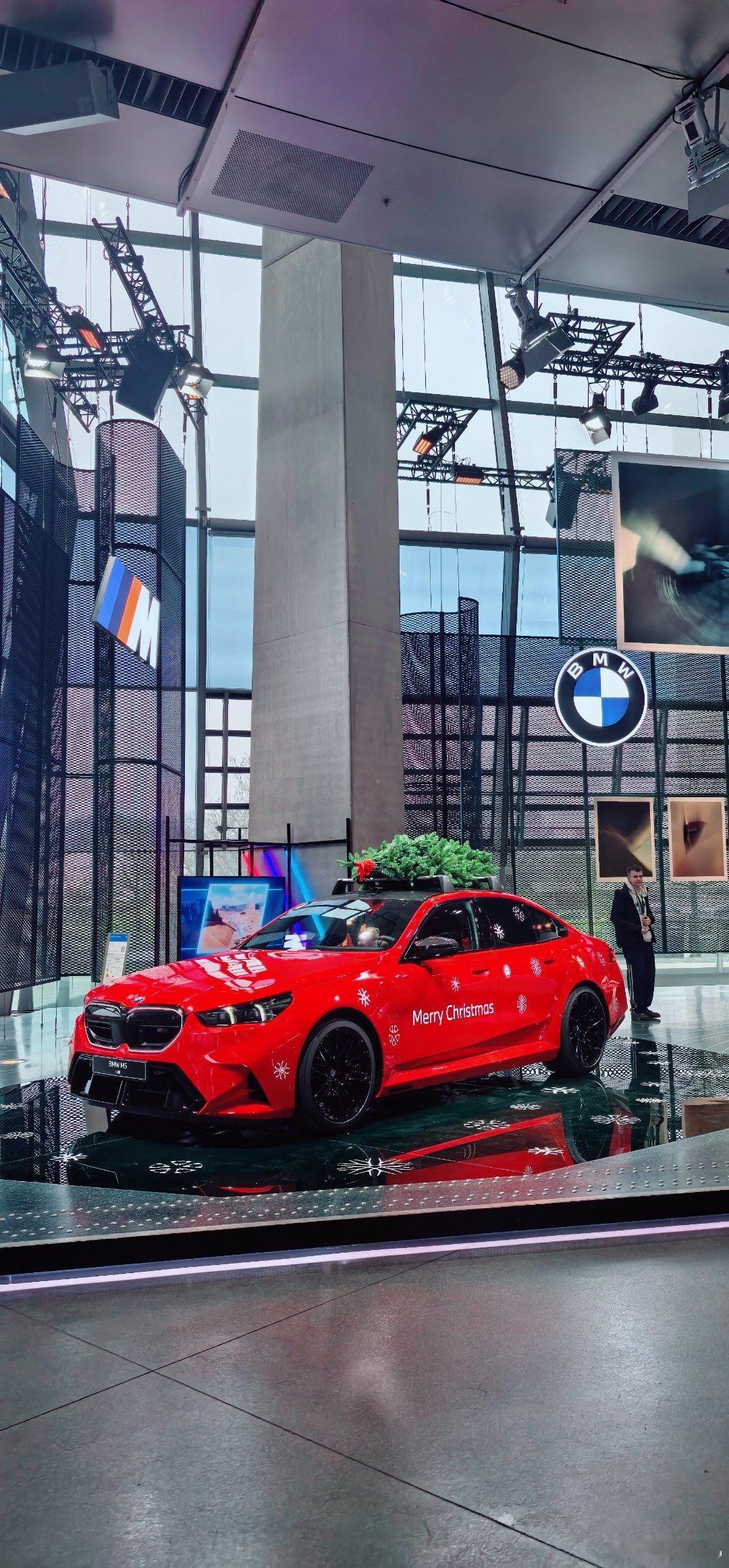 打卡宝马大圆柱电池，圣诞气氛满满。马路这边是宝马世界，餐饮娱乐参观休闲好去处。 