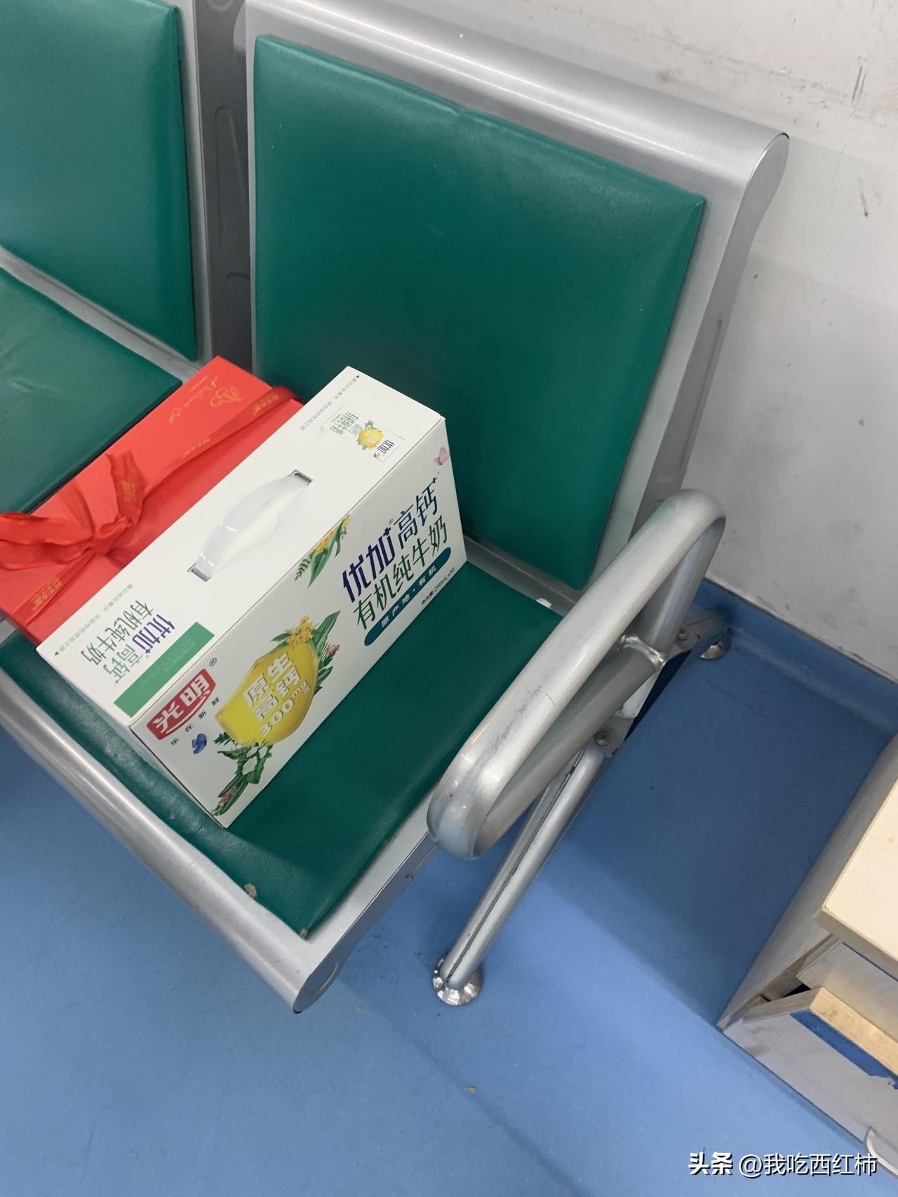 紧急买了水果和牛奶去陪护，对面家长不收
接刚才，赶到医院了，陪着受伤同学一起等到