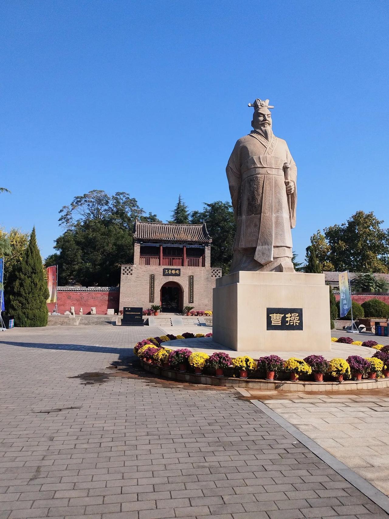 与李天祥老同学游铜雀台
文/李耀海
铜雀荒台入暮秋，魏王霸气黯然收。
云烟太行关