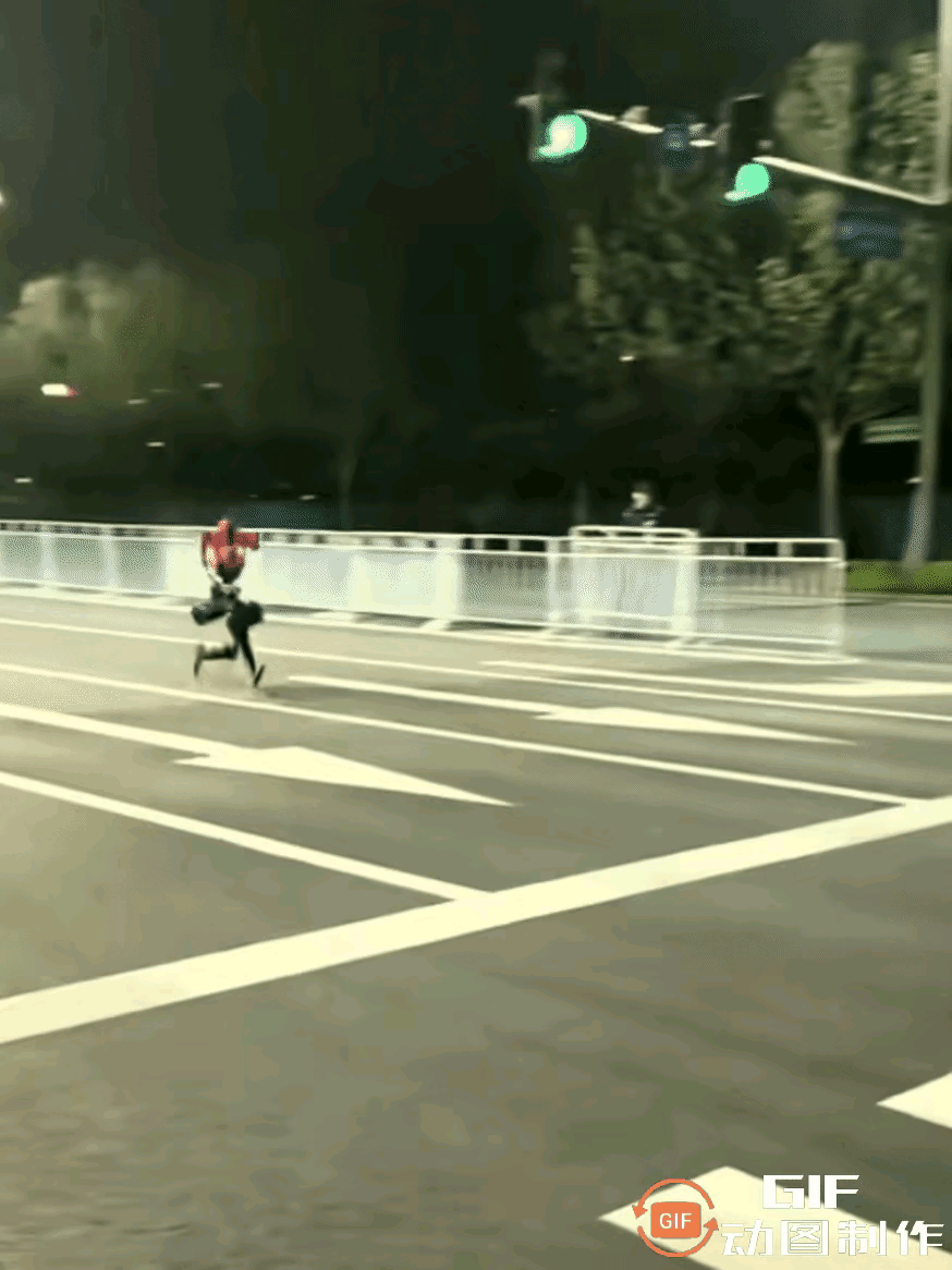 一觉醒来，北京人形机器人跑半马，累到断臂……
今早，北京半程马拉松于天安门广场鸣