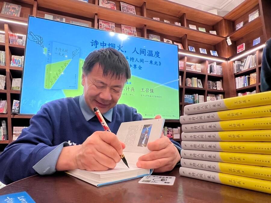 外卖诗人送餐间隙写下六千多首诗有王计兵这样坚持的毅力，相信做什么事情都会成功的！