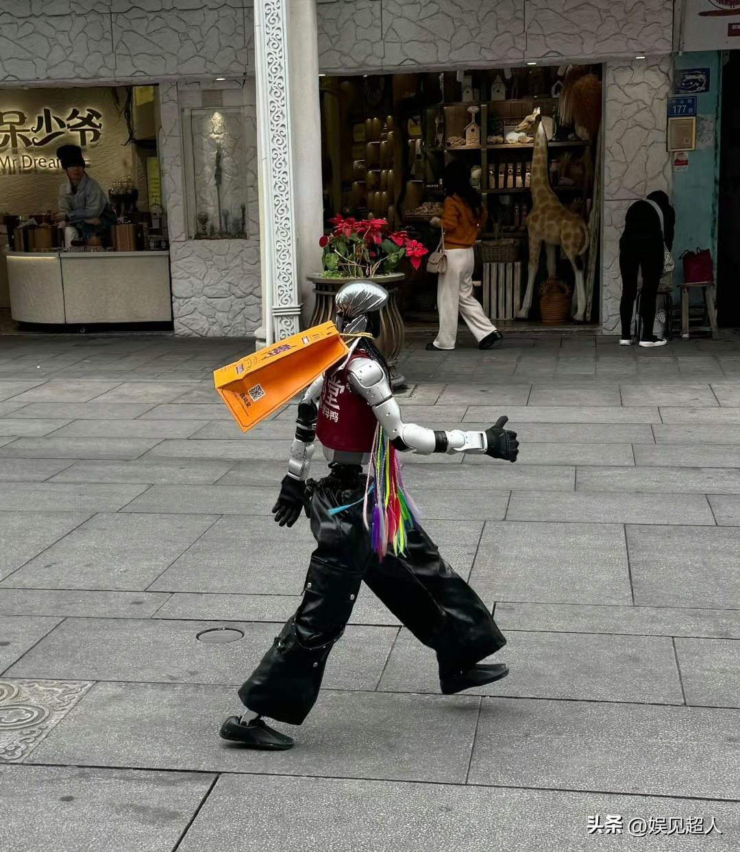 真没想到，厦门已经先进到这个地步了。
 
走在街头都能看到机器人送外卖，会等红绿