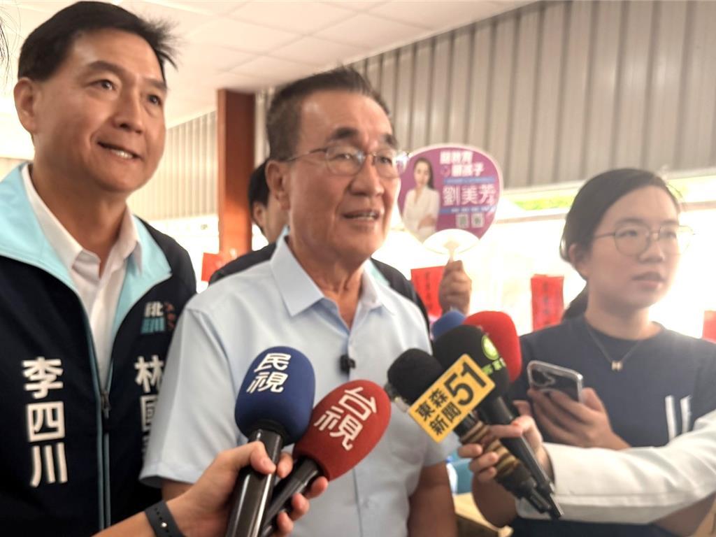 李四川回应：别为难商家。
国民党新北市长参选人李四川10月20日到三重文化北路夜