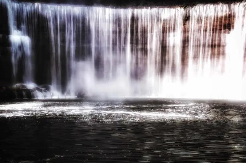 水到尽头是瀑布,人到尽头是什么? 水到尽头是瀑布，那气势磅礴，有种绝处逢生的壮美
