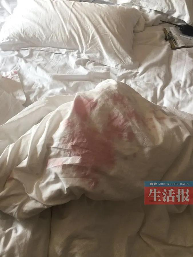 月经弄脏火车床单女子起诉铁运方因生理期弄脏卧铺被索赔180元，当事人不满官方通报