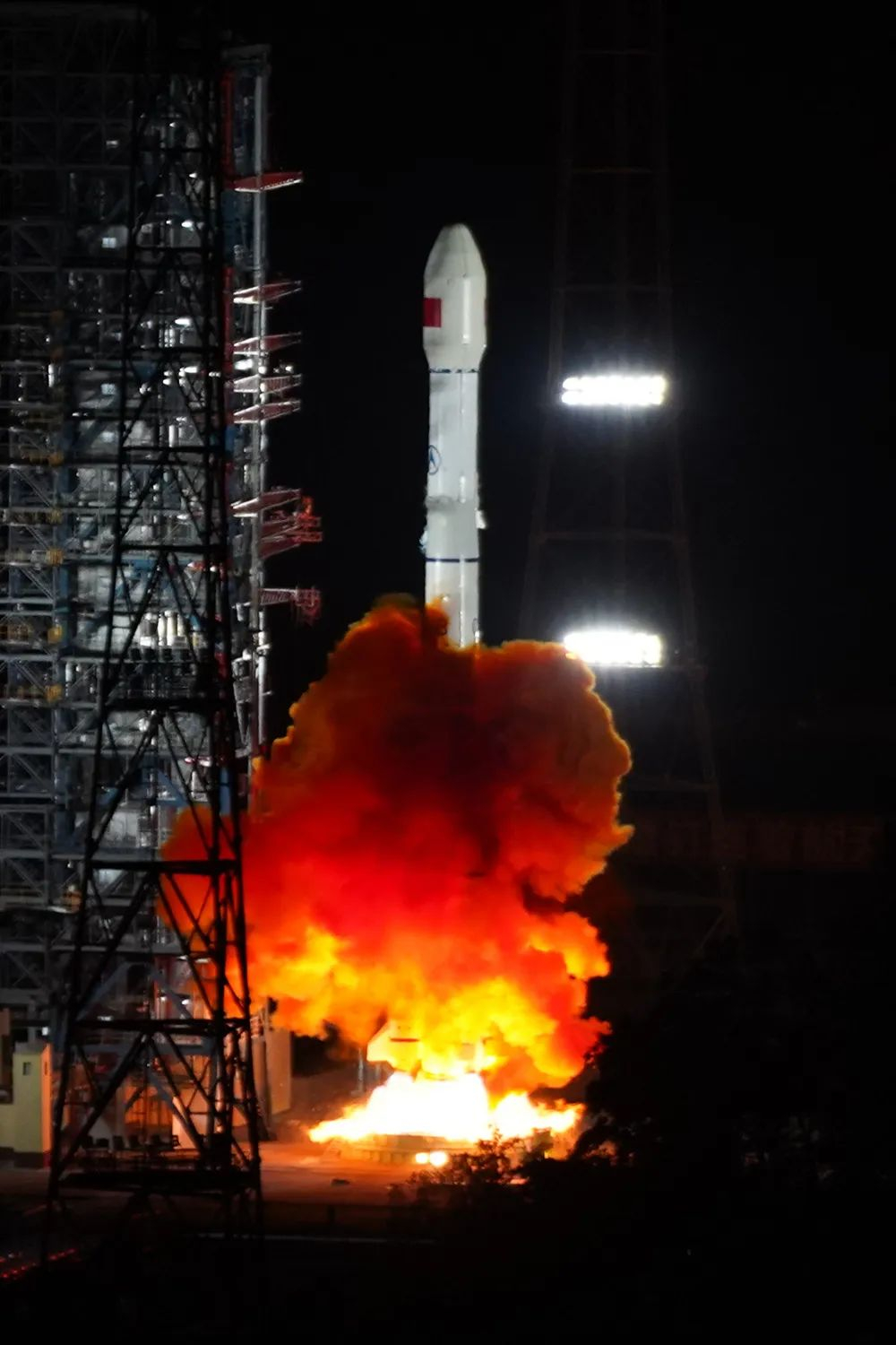 【#我国成功发射卫星互联网高轨卫星# 】据中国航天科技集团消息，8月1日晚21时