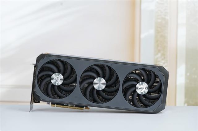 索泰RTX5070TiAMPEXTREMEINFINITY显卡评测：300W烤机不到61度