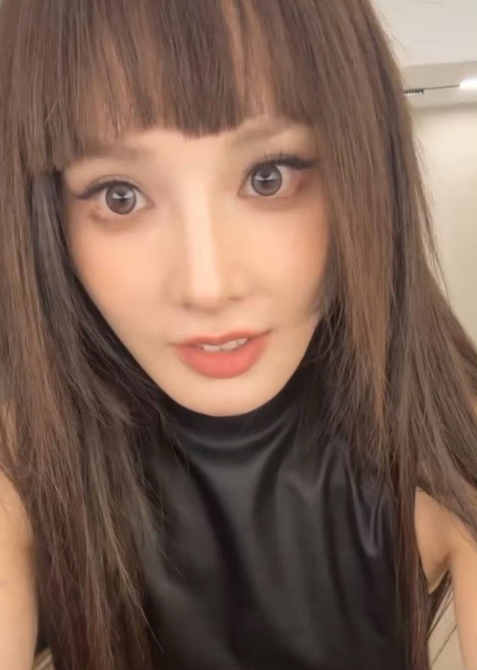 彭小苒换发型了 谁被萌到了！齐刘海+公主切适配度拉满，甜妹氛围直接焊在脸上～ ​