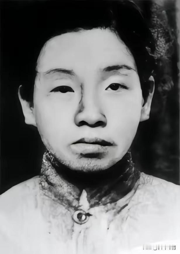 渣滓洞监狱中，特务给女共产党员邓惠中上老虎凳时，无意中碰了一下她的脚底板，邓惠中