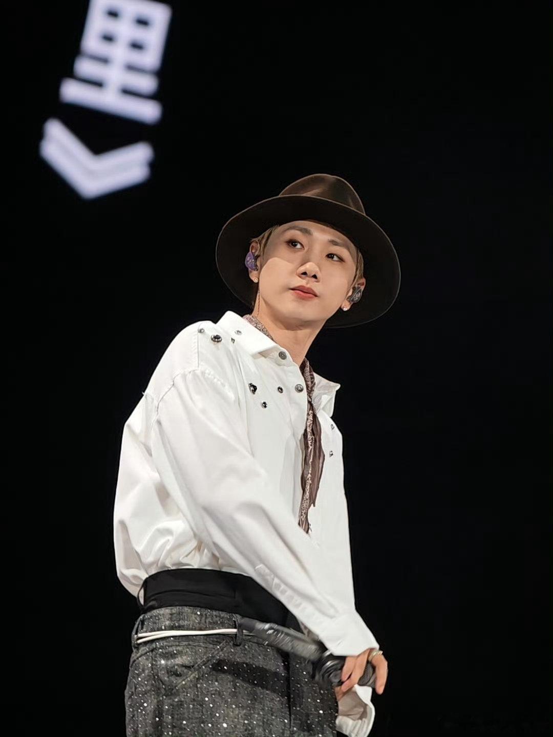 汪苏泷谁敢牵谁敢比心汪苏泷这样谁敢谁敢比心汪苏泷演唱会这波操作太宠粉，伸手又比心