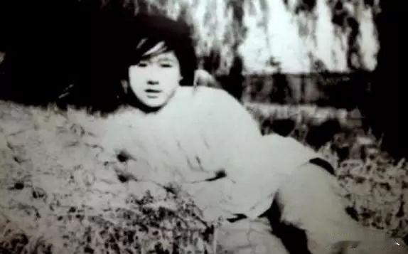 1938年，一名18岁女兵看见连长中弹倒地，连忙冲上前去，举起一块石头重重朝日军