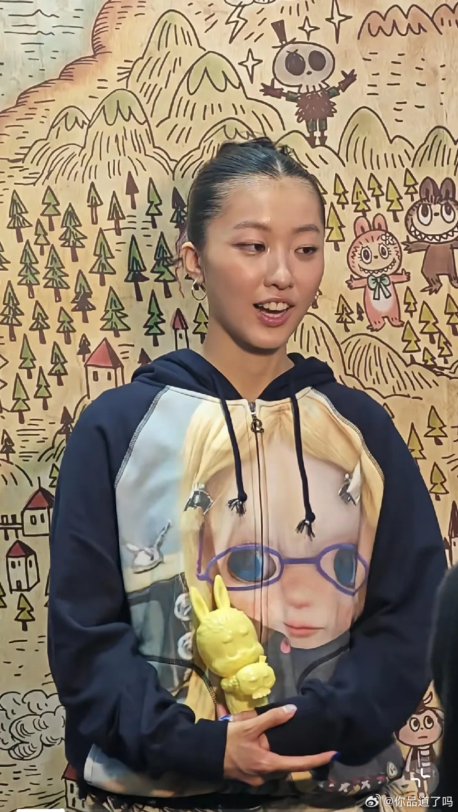 陈奕迅女儿陈康堤现身香港活动，22岁状态自信大方。身高175cm却搭配厚底黑皮鞋