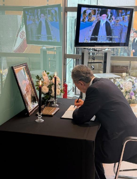 日本第93任首相，鸠山由纪夫，前往伊朗驻日大使馆吊唁。
鸠山由纪夫卸任后致力于推