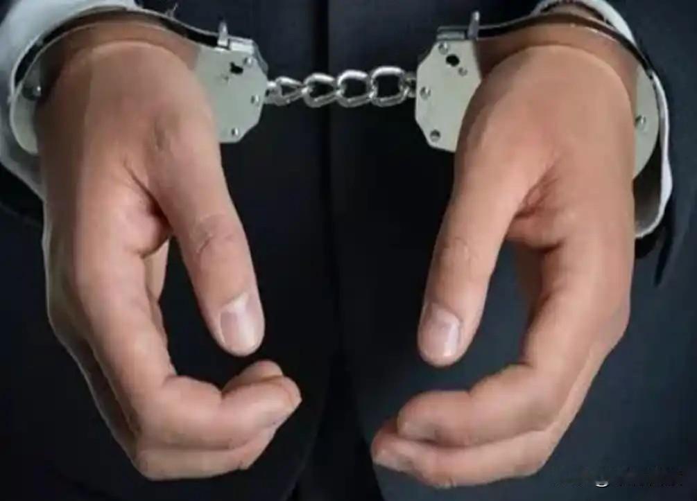 针对男同性之间强硬发生性关系的案例不断增加，应当修改《刑法》，有针对性的增加新的