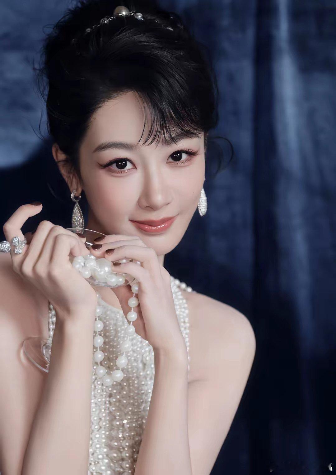 杨紫生日李现张一山卡点祝福画中走来的美人，如珍珠般绽放光芒11.6日，杨紫33岁