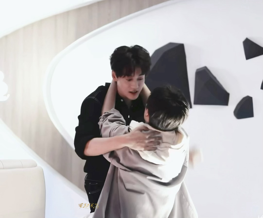 就这样哞的一下把老婆拎起来 然后提着胳膊钻人家怀里了而且郑朋这天刚洗完澡就去走戏