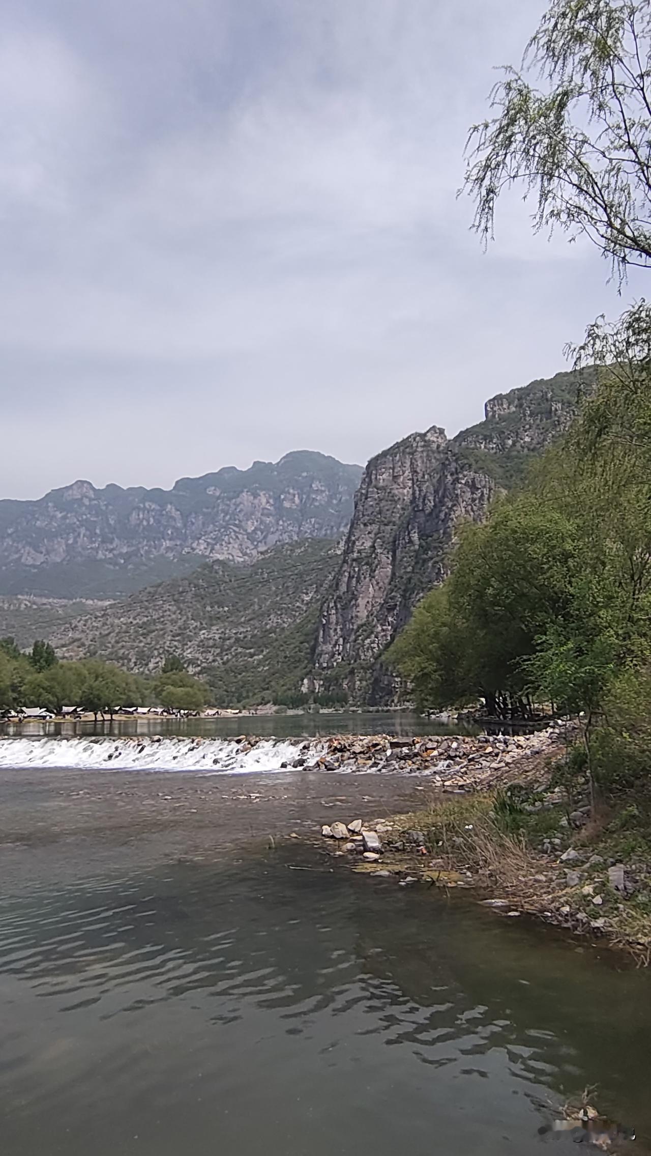 太行的美，美在哪里太行之美，在于雄险与灵秀兼具。它壁立千仞，号称天下之脊，嶂石岩