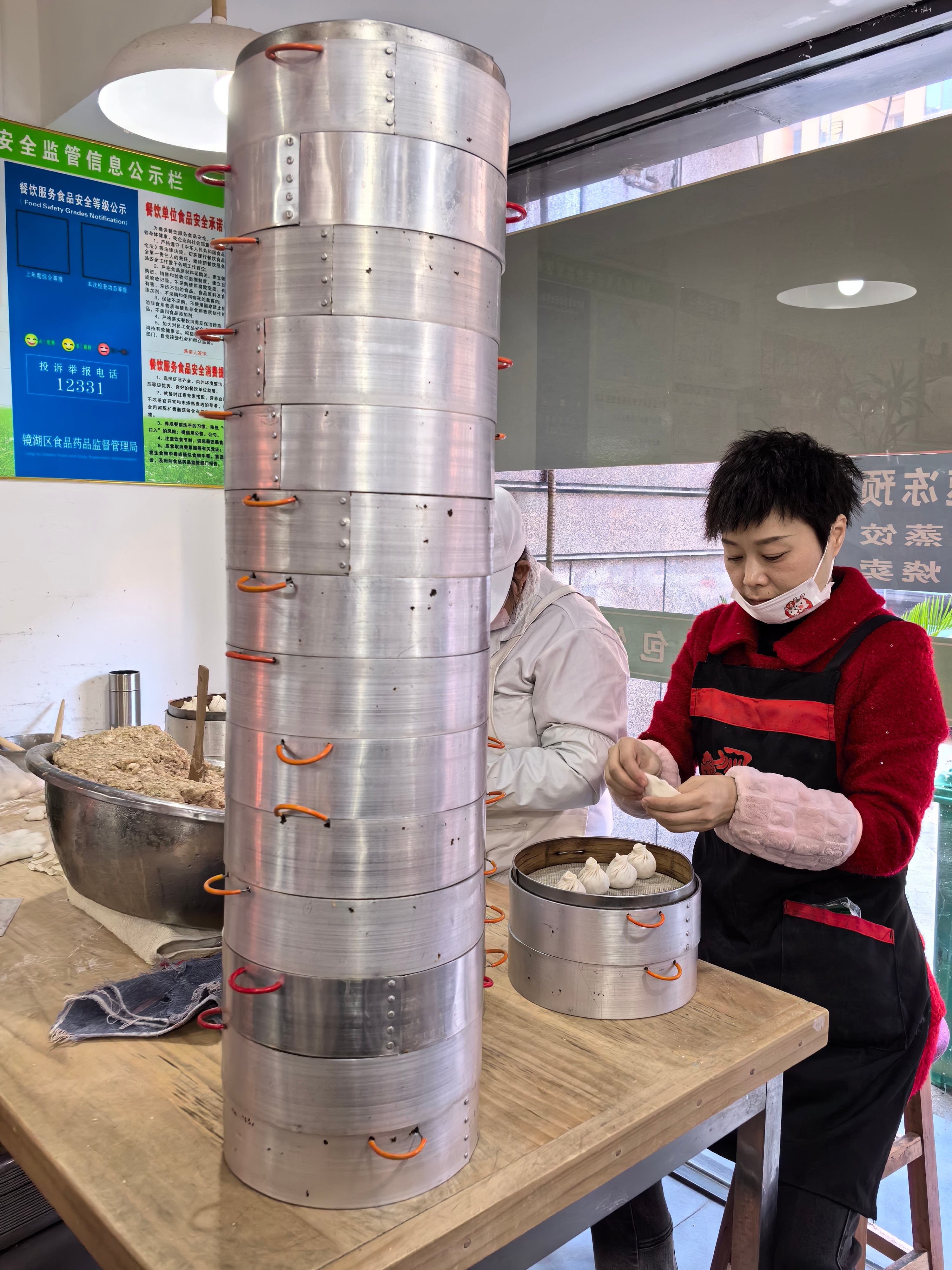 芜湖是一个热爱小笼汤包的城市，回芜湖吃汤包是我经常诱惑姑娘们的，效果很好。天下小