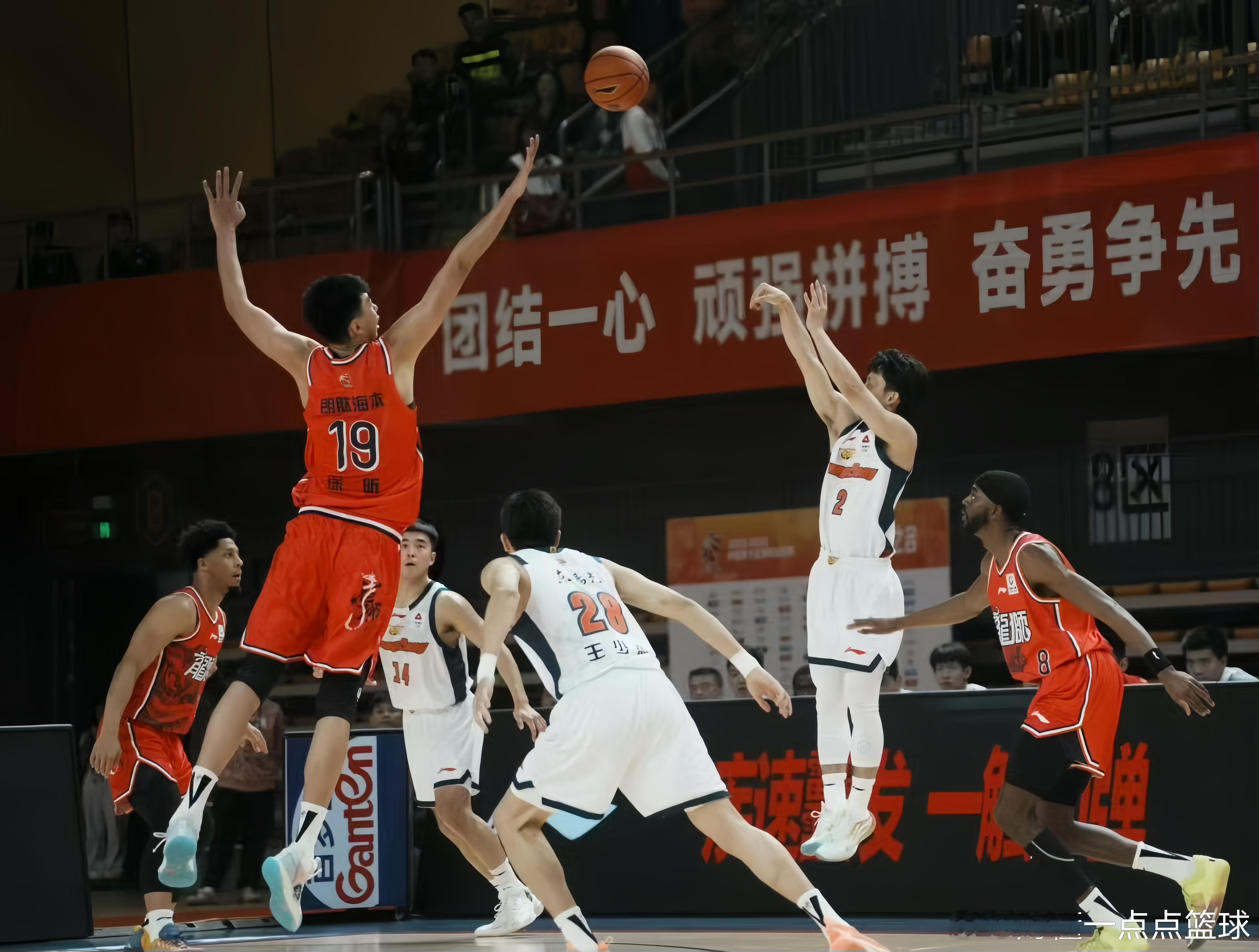 今晚（12月26日）19点35分，广东宏远男篮主场迎战山东男篮本场为12月倒数第