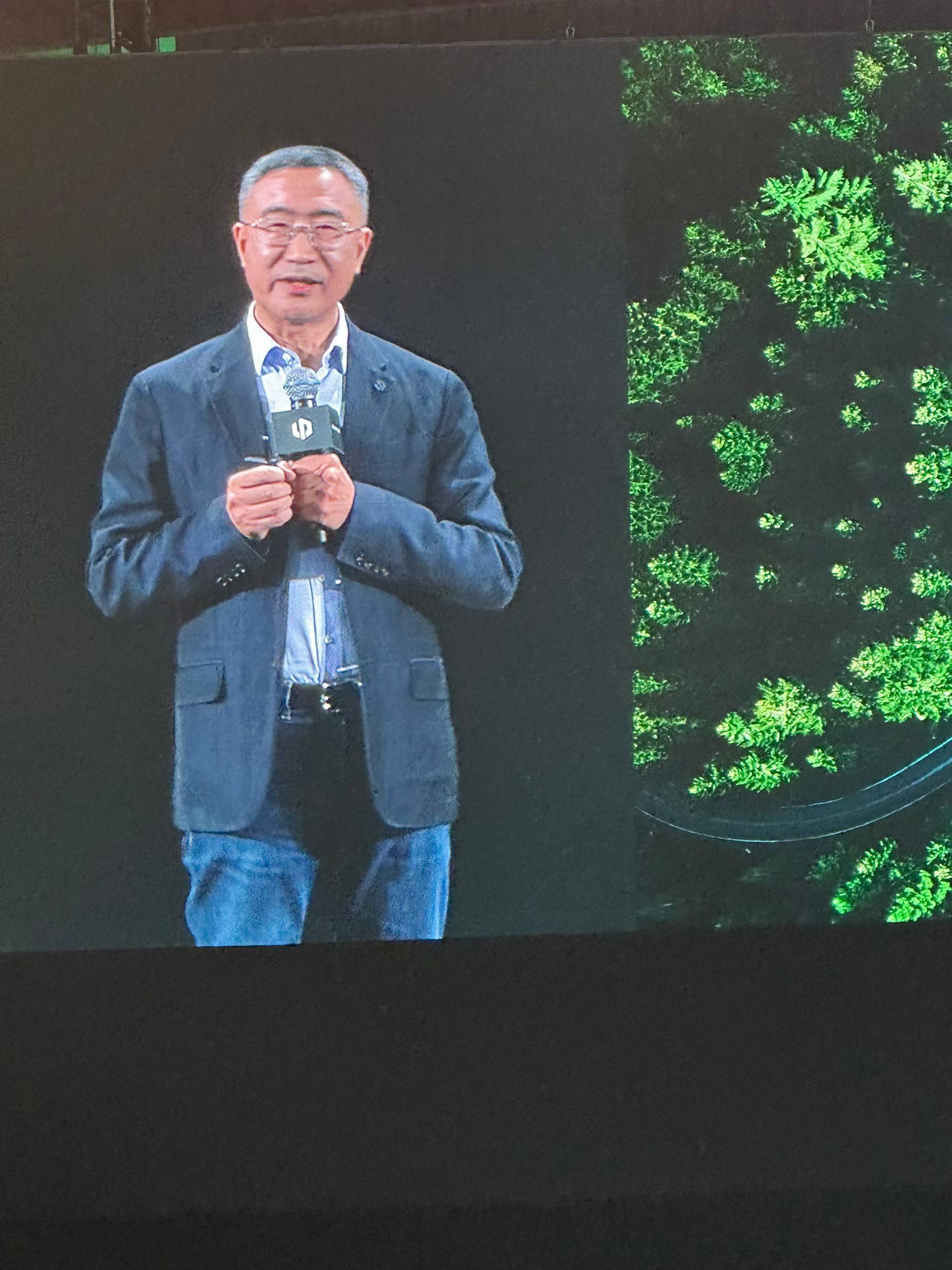 零跑创始人朱总，在零跑成立10年活动上誓言：宣下一个十年，零跑要成为年产销400