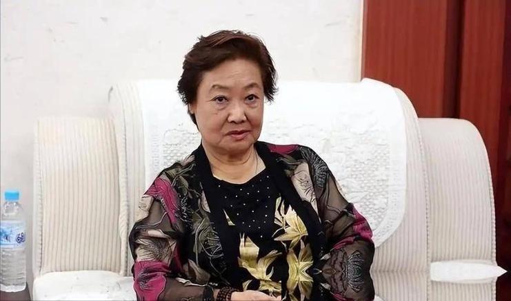 97岁的郭老太刚走，她那番禺的家门外突然就热闹了。平时八竿子打不着的亲戚们，一听