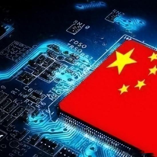 《中国首次，美国遭重创，华为重新定义半导体，华为用381款芯片告诉全世界：不用E