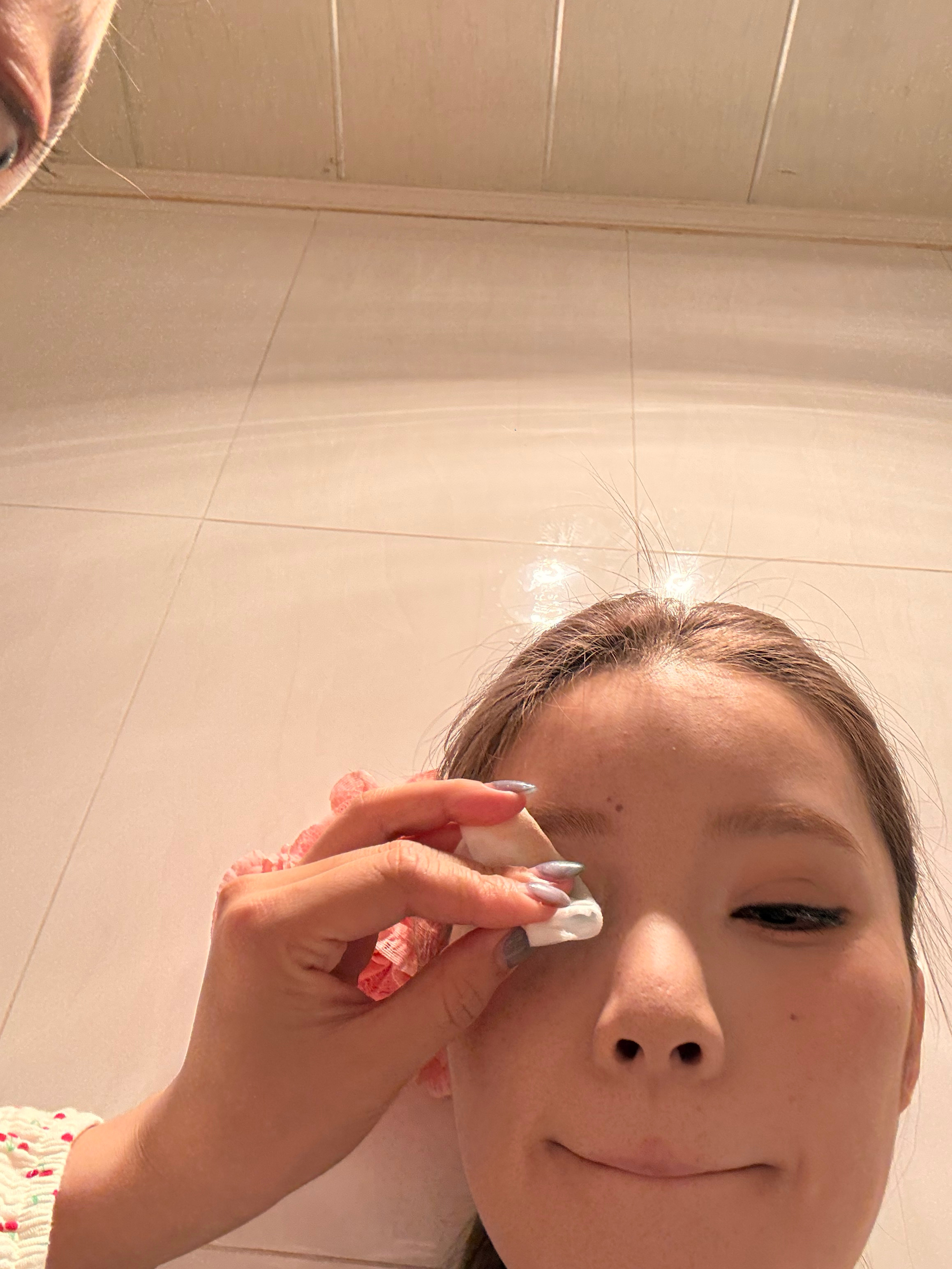喝多了晕乎乎的 好朋友帮我卸妆给我洗脸好幸福 洗完脸清醒了一点发现胳膊全摔破了[