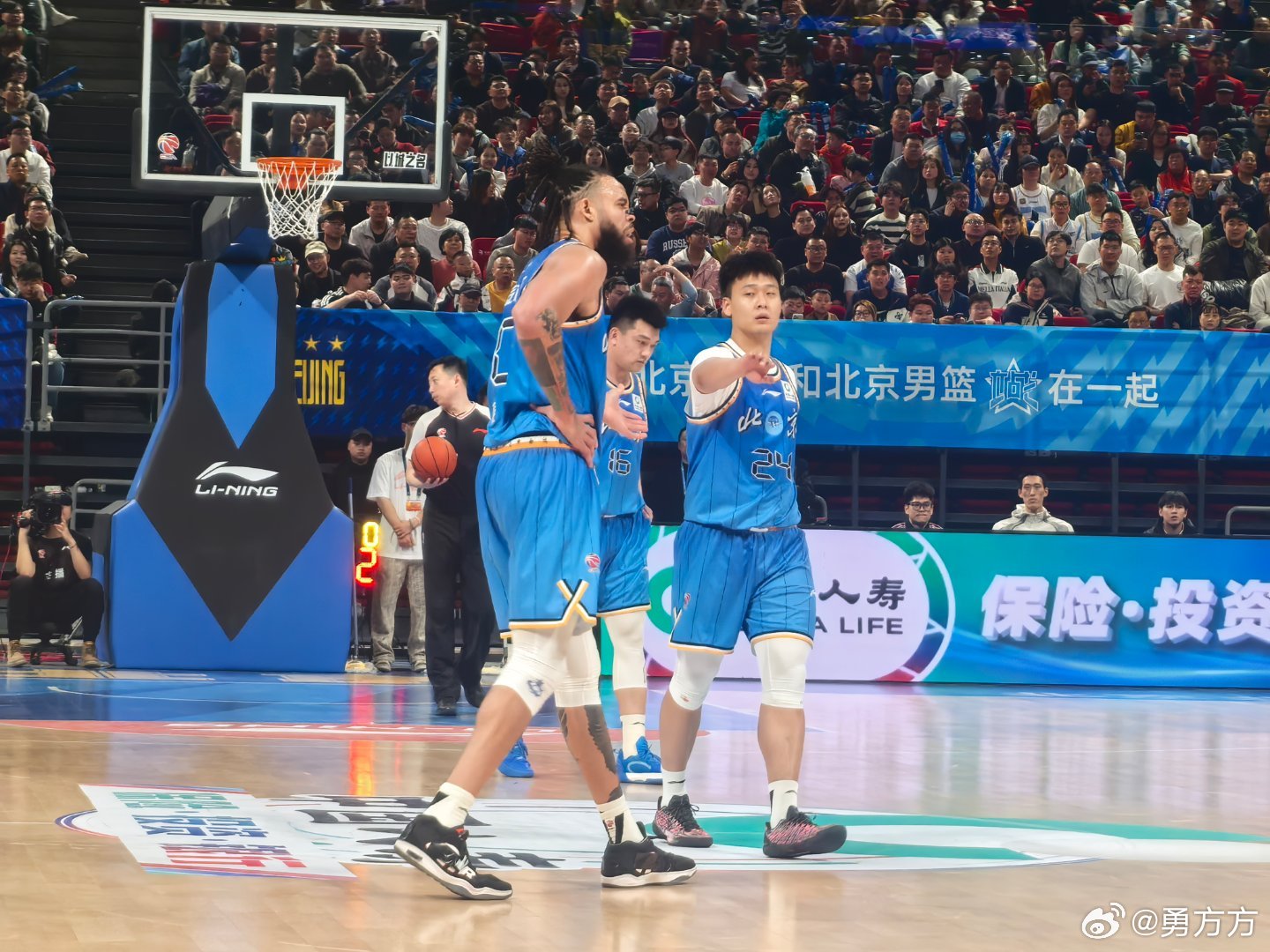 北京男篮vs浙江男篮 麦基对CBA的一些独特打法和尺度还不太理解，向教练组发问了