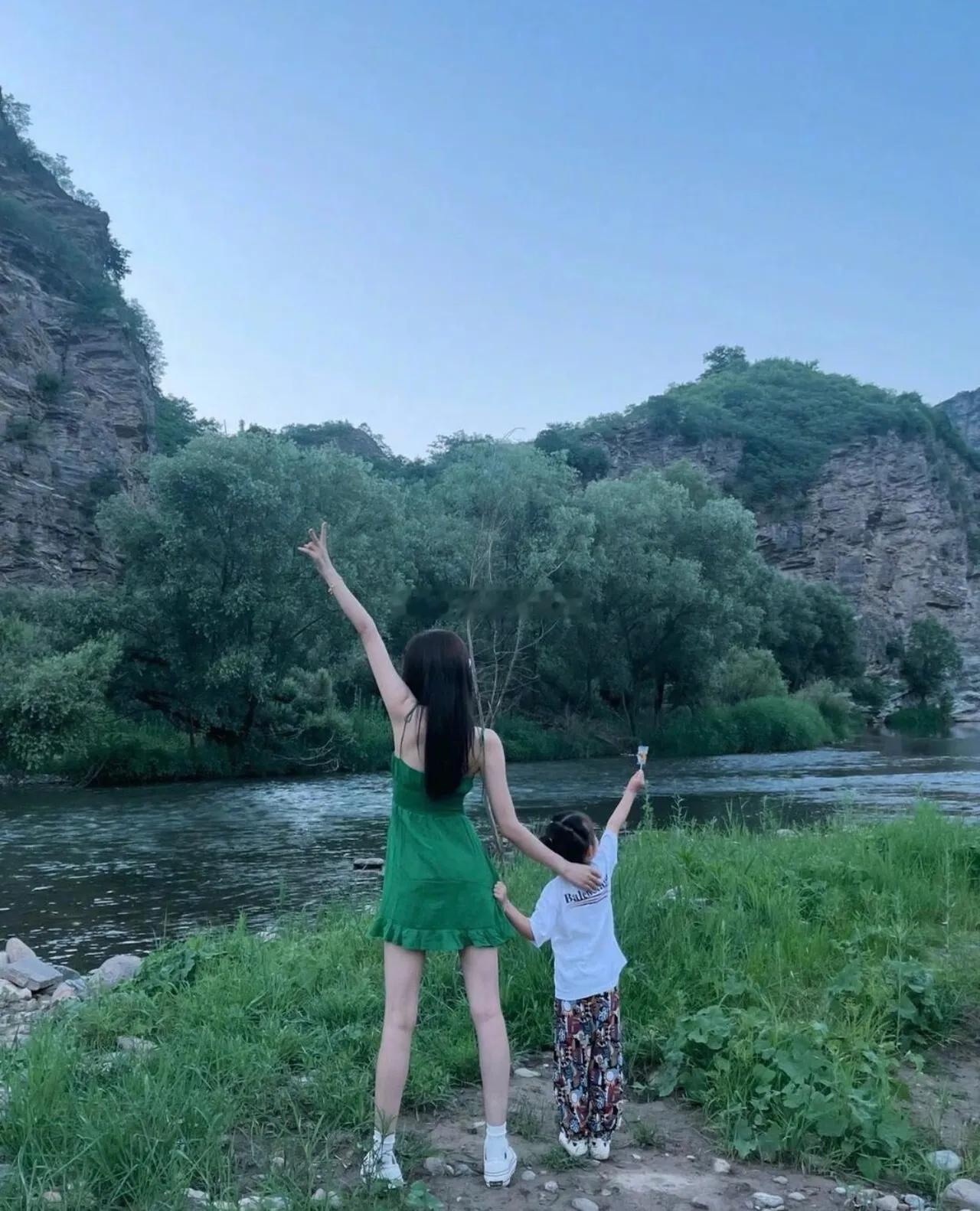 孙怡女儿都这么大了！23结婚24生娃29离婚，孙怡真是结婚非常早了。所以女人还是