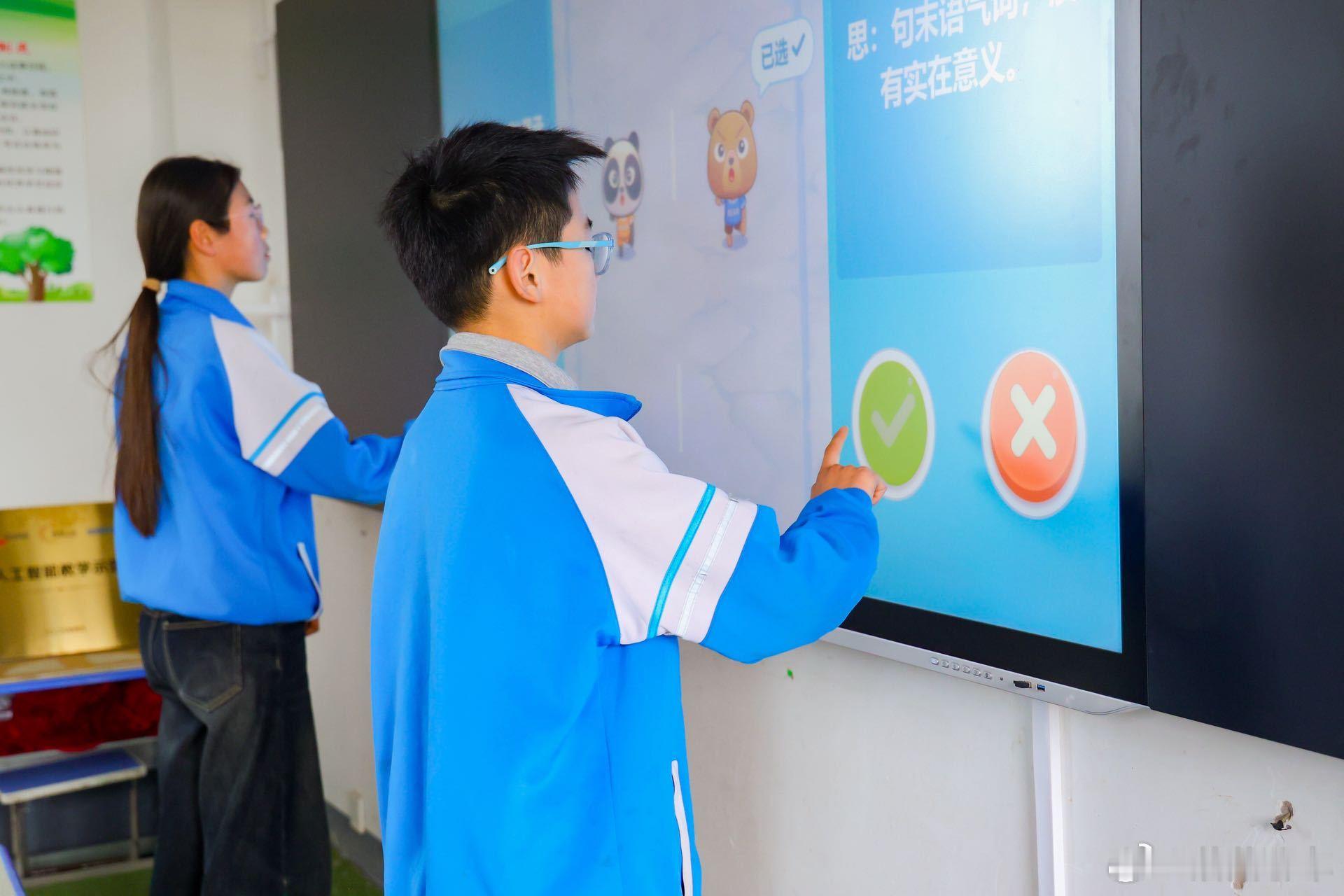 李翠丽的图书馆能学AI了河南有座开在超市的赛博图书馆人大代表李翠丽扎根乡村打造的