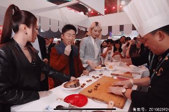 #杨迪金莎跟粉丝分享驴打滚#杨迪金莎活动现场，吃到了好吃的驴打滚还跟旁边的粉丝一