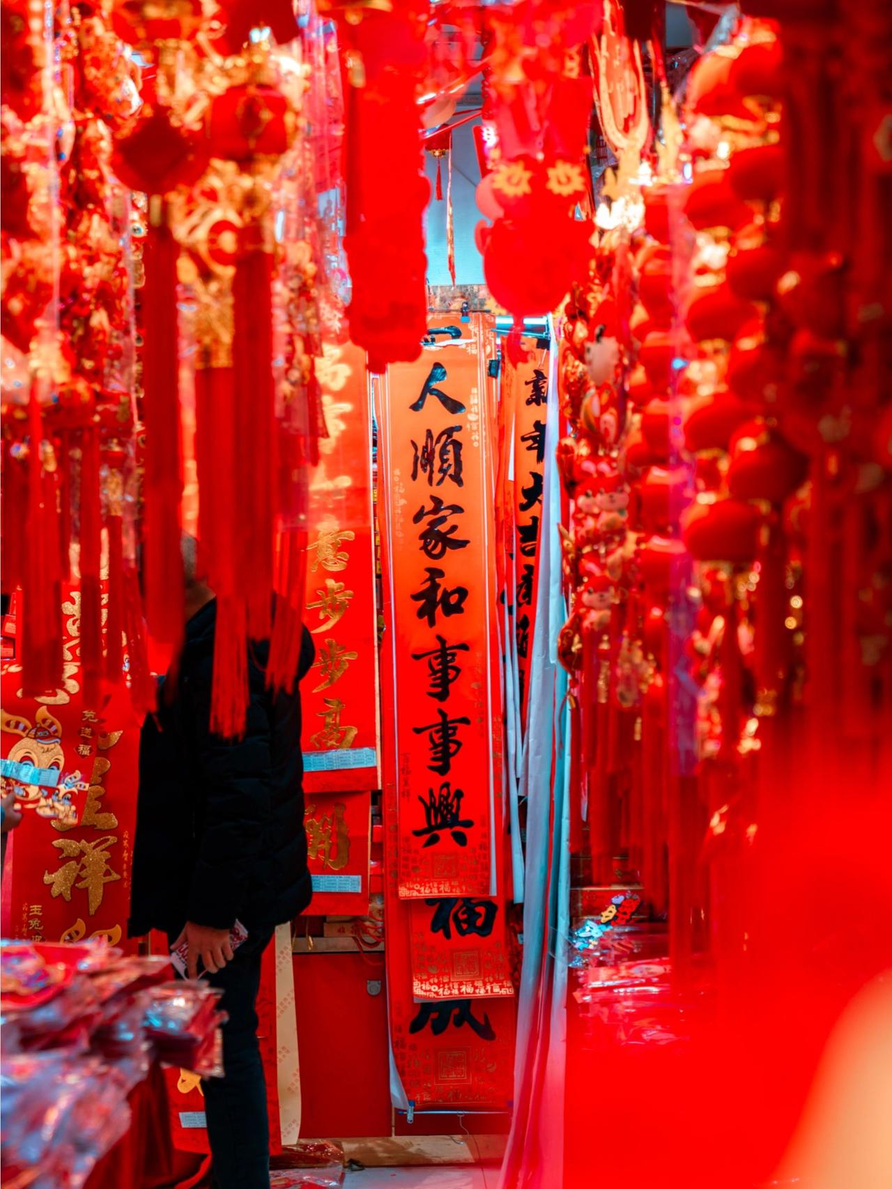 “把年味存进相册里”是一句非常有画面感的话，表达了用照片记录春节的美好瞬间和浓浓