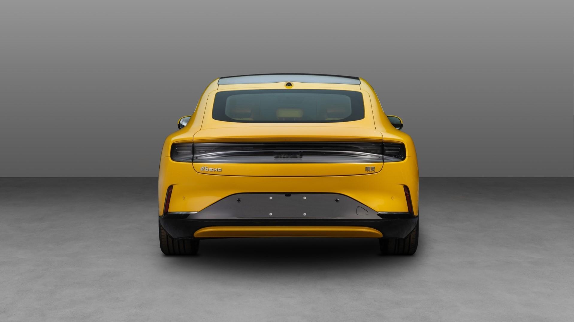 smart 精灵 6 这车好看，smart 的审美是一直在线，第一款轿车，也是 