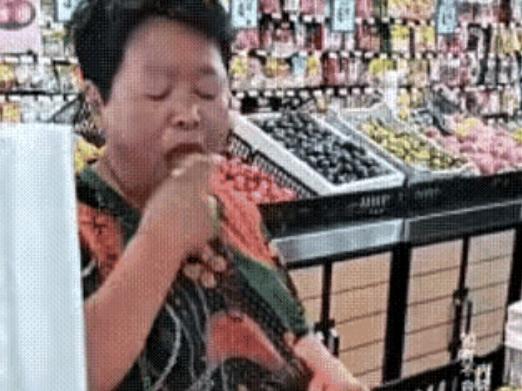 这下妥了！两个大妈一个超市解决晚饭、一个连饭后水果都有了，吃得沟满壕平！ 一个大