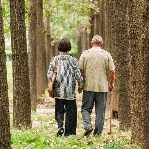 这姑娘真挺不容易的，辛辛苦苦攒了几年准备买房的15万，转头就给爹妈补社保了。要我