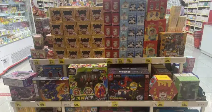 价格暴跌的Labubu，堆满折扣超市