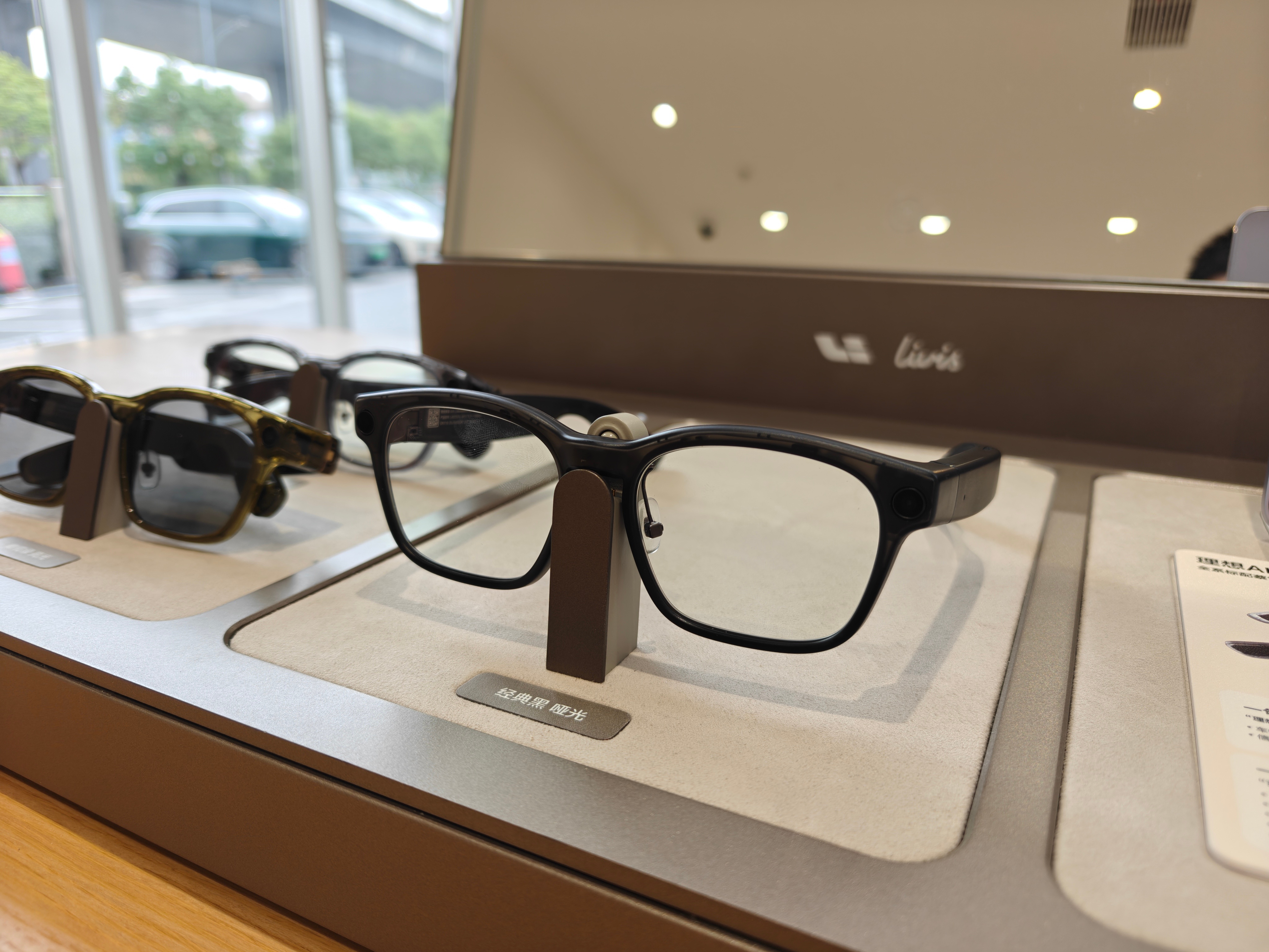 一定要去试戴一下理想AI眼镜，佩戴的舒适性超预期，感觉比我自己现在这个眼镜还要更