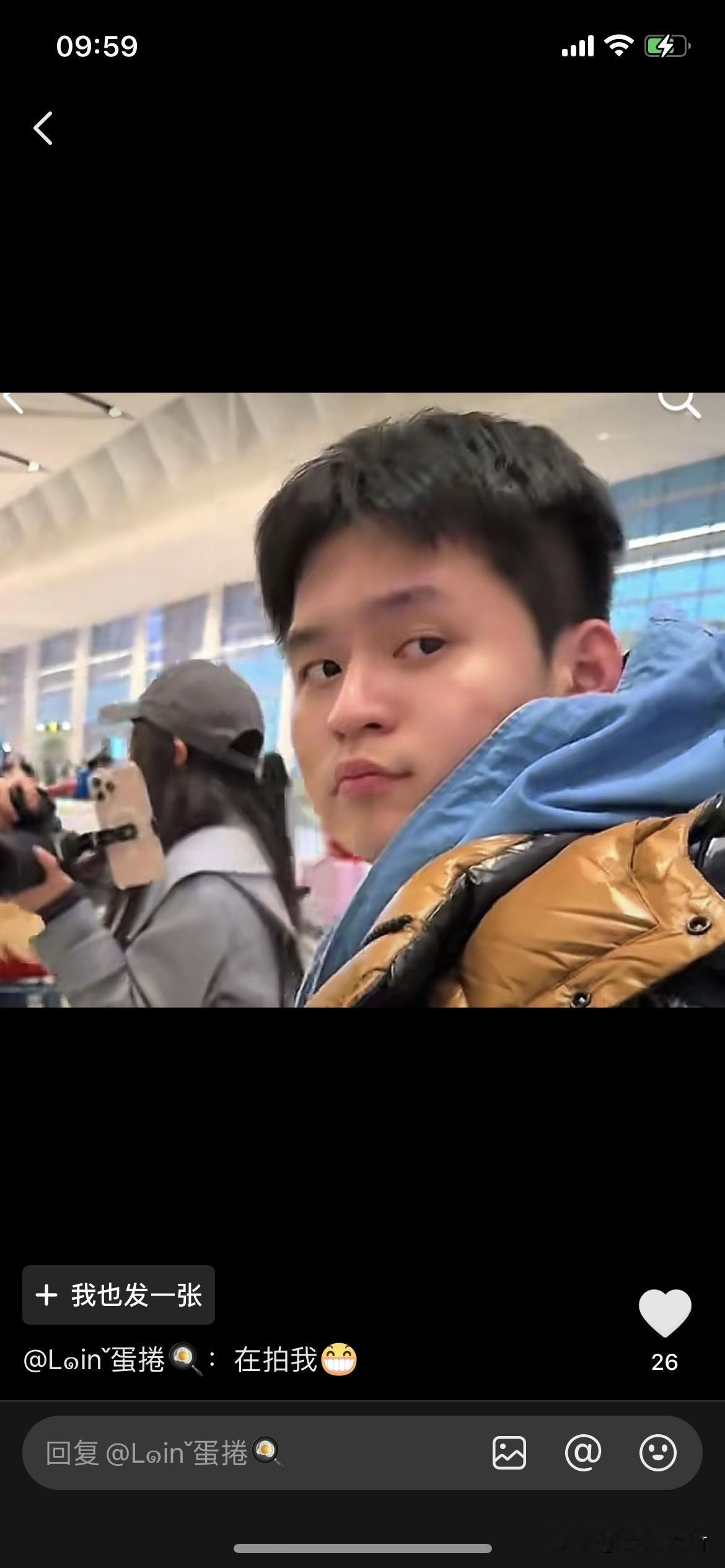 小石头林诗栋还没有睡醒就出发去香港了。疲惫的小石头还耐心的给粉丝签名。
球迷叫林