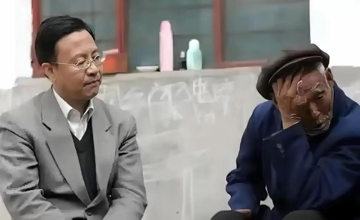 左边是杨虎城烈士的孙子杨瀚。右边是参与杀害杨虎城将军的凶手之一杨钦典。杨虎城烈士