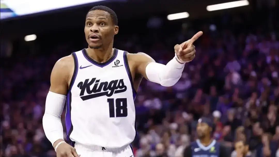 威少这生涯够能折腾的。18个赛季里，前11年都扎在雷霆，之后7年换了7支球队。