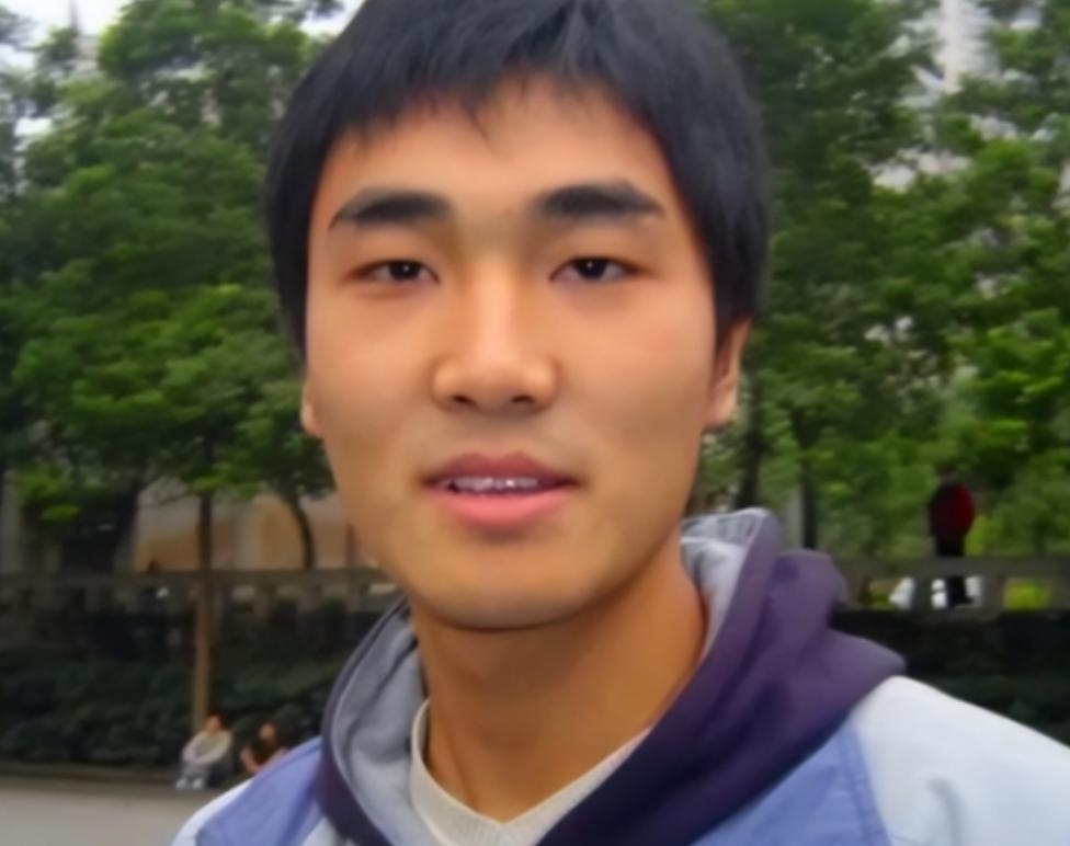 “每月就给我500块，资助不起装什么孙子！”2006年，贫困生向海清面对镜头开火