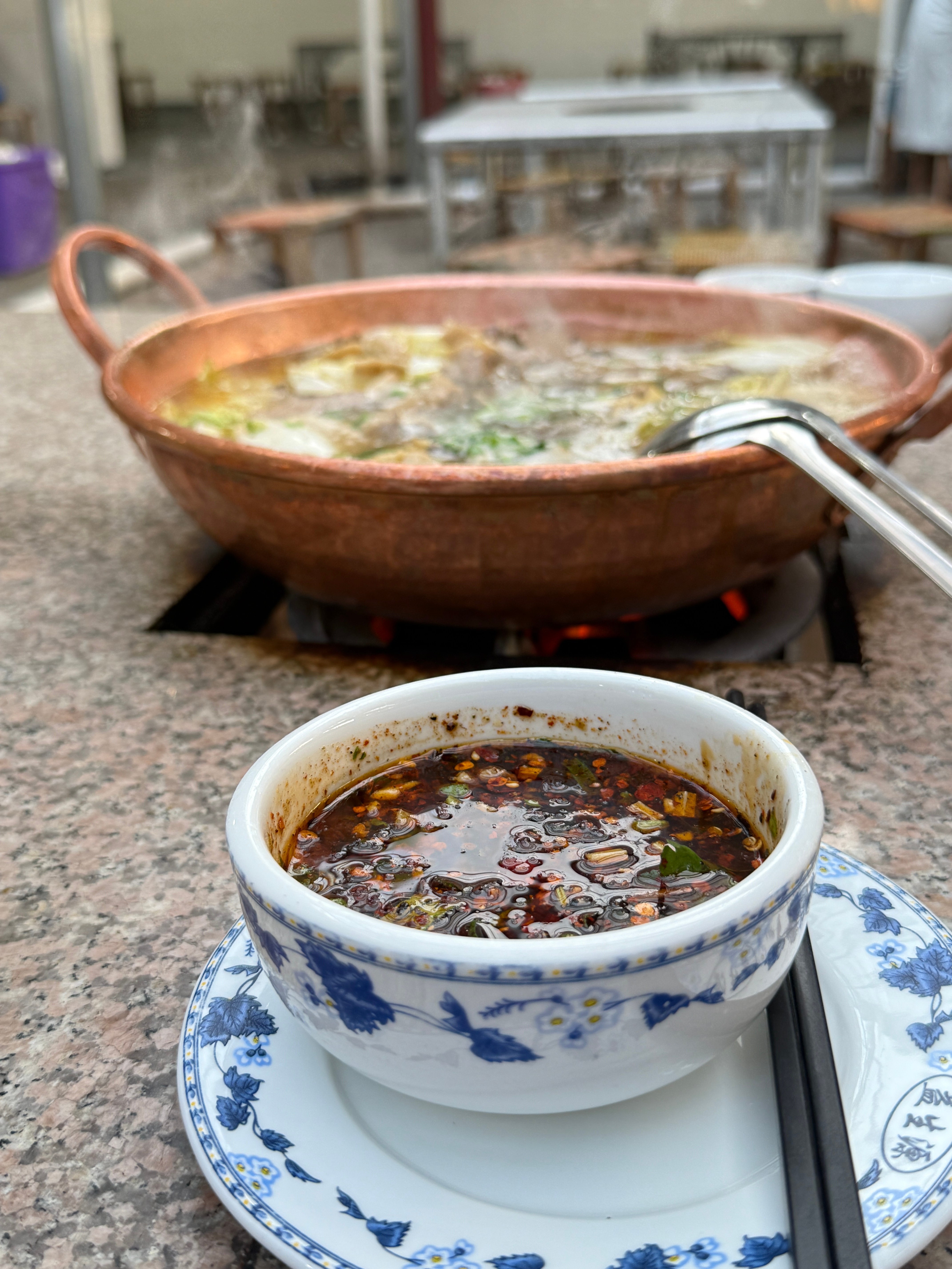 特意攒到这个时间发的嘻嘻不要记恨我！！我只想说来腾冲必吃铜瓢牛肉锅的！！香昏了～