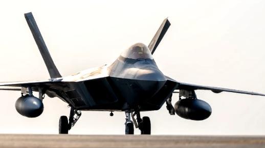 当地时间2月24日，12架美军F-22战机从英国起飞赴以色列，1架因技术故障返航