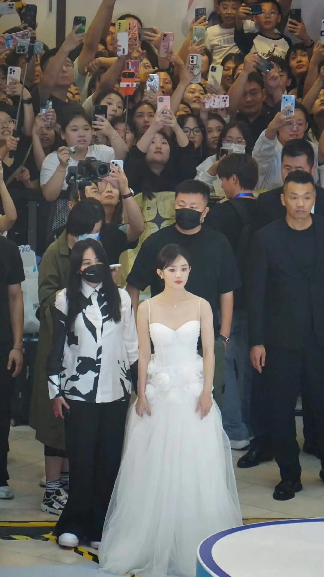 赵丽颖工作室发的精修不如生图 ​​​