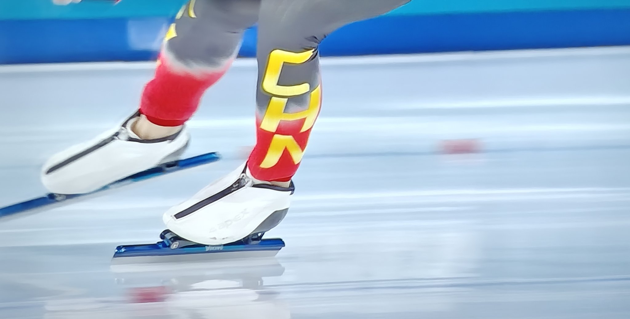 🔻宁忠岩击败大热门乔丹·斯托尔兹，以 1 分 41 秒 98的成绩夺得速度滑冰