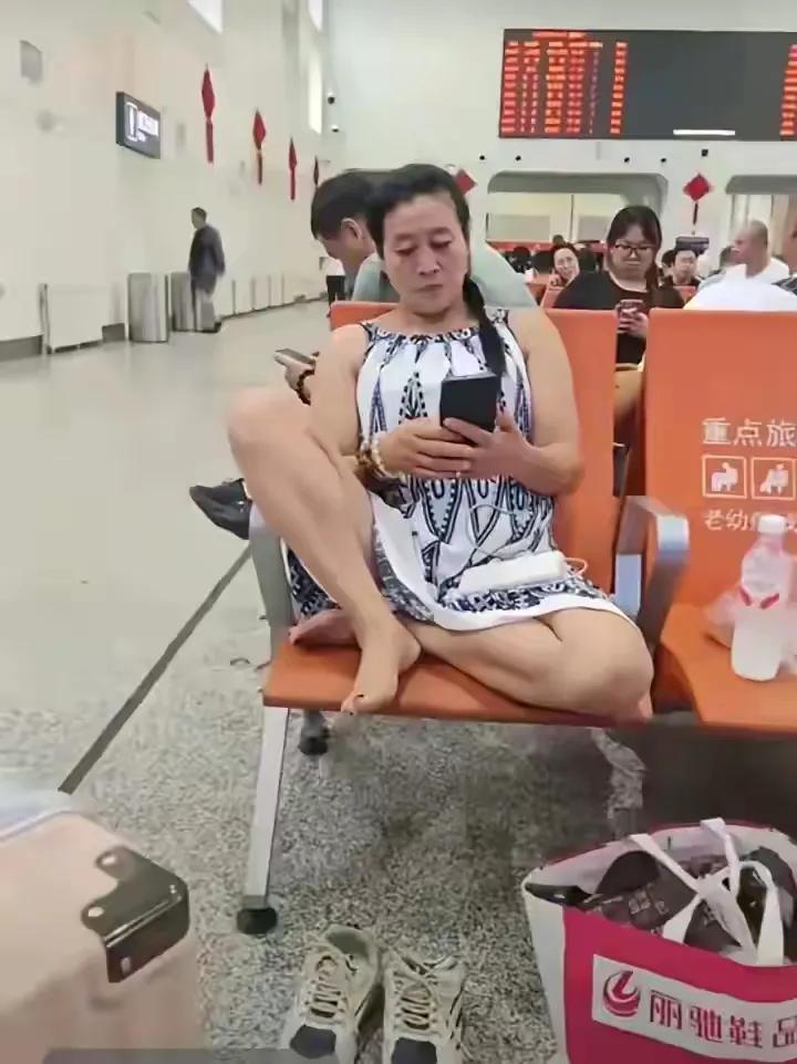 我说，这位大姐，请你把双腿拿下来好吗？这样不觉得很不雅吗，也很没教养吗？

做为