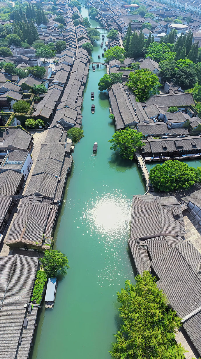 我本无意踏江南，奈何江南入我心。 ​​​