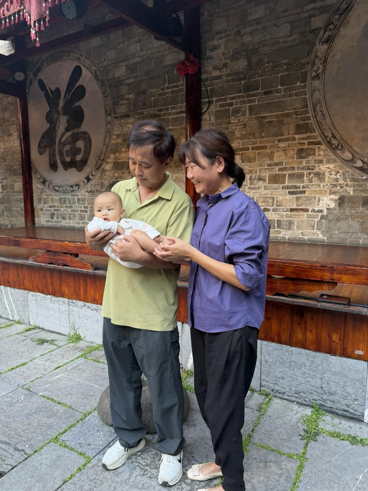 女粉丝偶遇沈巍，抱着自己的孙子跑了过来，先是激动地流泪，又是兴奋的交流与合影，并